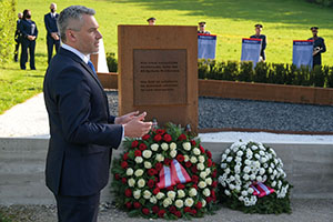 Innenminister Karl Nehammer beim Gedenkakt an der Opfergrabstelle in Lungitz.