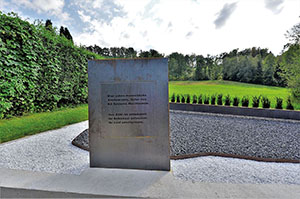 Stele vor dem Grabmal in Lungitz: Die Inschrift erinnert an das Schicksal der Opfer.
