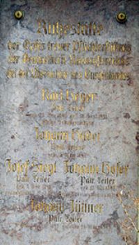 Tafel mit den Namen der f&uuml;nf Opfer.