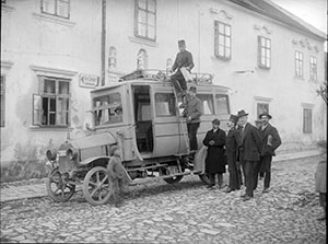 Eingliederung des Burgenlandes in die Republik &Ouml;sterreich 1921: Requirierter Autobus mit Verwaltungsbeamten und Milit&auml;rs.