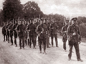 Gendarmen der Wiener Bahngendarmerie beim Einmarsch in das Burgenland 1921.