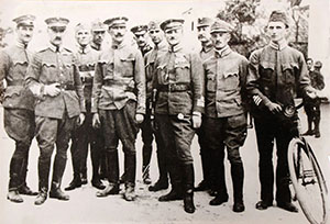 Landnahme 1921: Angeh&ouml;rige des Stabs eines Bataillons des Infanterieregiments Nr. 5 in Kirschschlag.
