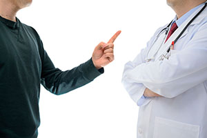 Feindbild Arzt: Patienten lassen ihren Unmut immer &ouml;fter an &Auml;rzten aus; in manchen F&auml;llen kommt es zu Drohungen oder Gewalt.