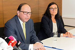 &Ouml;&Auml;K-Pr&auml;sident Thomas Szekeres, Brigitte Steininger, Bundeskurie angestellte &Auml;rzte: Die Kammervertreter fordern mehr Schutzma&szlig;nahmen f&uuml;r &Auml;rztinnen und &Auml;rzte.