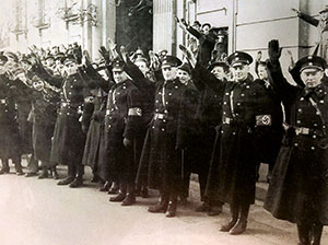 Wiener Polizisten nach der Macht&uuml;bernahme durch die Nationalsozialisten im M&auml;rz 1938.