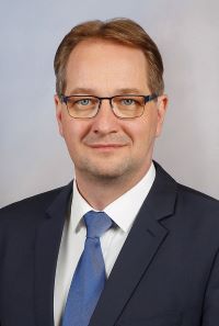 Gerhard Zotter: &bdquo;Wir sind eine Art vergaberechtskonformer Br&uuml;ckenbauer.&ldquo;