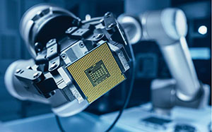 K&uuml;nstliche Intelligenz (Roboterarm mit Chip): Ein Verordnungsvorschlag des Europ&auml;ischen Parlaments sieht f&uuml;r KI-Systeme mit hohem Risiko eine Gef&auml;hrdungshaftung vor, f&uuml;r andere KI-Systeme eine versch&auml;rfte Verschuldenshaftung.