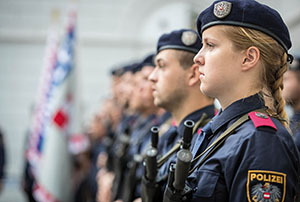 Blaue Uniform der Bundespolizei seit 2005: Europ&auml;ischer Trend zur dunkelblauen Uniform.