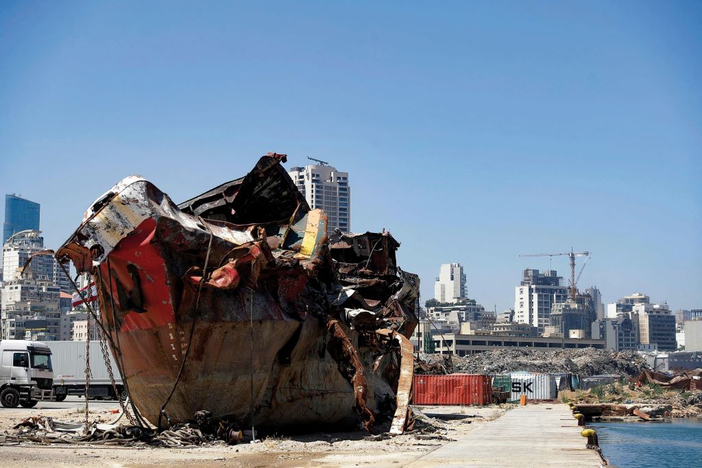 Zerst&ouml;rtes Schiff im Hafen von Beirut: Ein Jahr nach der Explosionskatastrophe vom 4. August 2020 sind Sch&auml;den noch sichtbar.