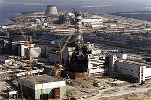 Kernkraftwerk Tschernobyl 1986: Im Vordergrund der zerst&ouml;rte Reaktorblock 4.