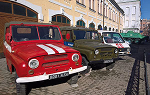 Tschernobyl-Museum in Kiew: Einsatzfahrzeuge aus dem Katastrophenjahr 1986 vor dem Museumsgeb&auml;ude.