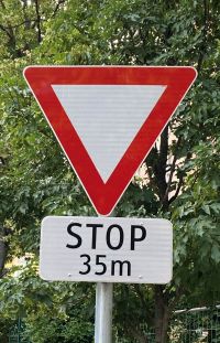 Gem&auml;&szlig; &sect; 19 Abs. 7 StVO darf der Wartepflichtige durch Kreuzen, Einbiegen oder Einordnen die Vorrangberechtigten weder zu unvermitteltem Bremsen noch zum Ablenken ihrer Fahrzeuge n&ouml;tigen.