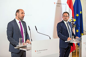 Generaldirektor Franz Ruf und OeSD-Gesch&auml;ftsf&uuml;hrer Lukas Praml pr&auml;sentierten den neuen Personalausweis.