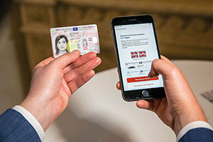 Der neue Personalausweis kann via Handy-App auf Echtheit kontrolliert werden.