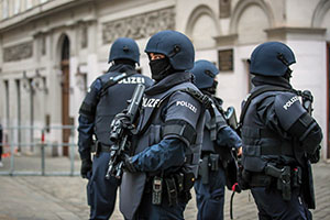 &bdquo;Schnelle Interventionsgruppen&ldquo; sollen mit zus&auml;tzlichen Waffen und ballistischer Schutzausr&uuml;stung ausgestattet werden.