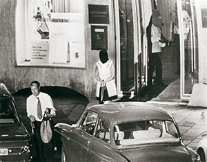 Raub&uuml;berfall mit Geiselnahme 1971 in M&uuml;nchen: Ein Bankkassier bringt das Geld zum Fluchtauto; dahinter eine Geisel, die kurz darauf durch Sch&uuml;sse get&ouml;tet wurde. In der T&uuml;r die Geiselnehmer mit einer weiteren Geisel.