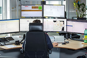 Hinter den Landesleitstellen mit ihren Arbeitspl&auml;tzen und Disponenten, steht &bdquo;unsichtbar&ldquo; die technische Netzleitstelle, ein Network-Operation-Center.