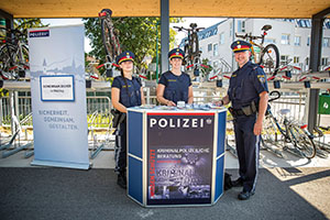 Bahnhof M&ouml;dling: Nadine Spannagl, Marion Seidl und Norbert Vogel geben Tipps, wie man sein Fahrrad vor Diebstahl sch&uuml;tzt.