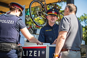 Marion Seidl und Norbert Vogel beraten B&uuml;rger am Informationsstand der Polizei.