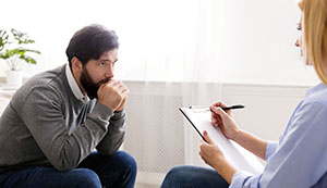 Gewaltpr&auml;ventionsberatung: Betroffene sollen unter anderem &uuml;ber rechtliche Konsequenzen ihres Verhaltens aufgekl&auml;rt werden und Tipps zur Verhaltens&auml;nderung bekommen; Therapien sowie Anti-Gewalt-Trainings sollen ihnen angeboten werden.