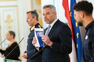 Innenminister Karl Nehammer pr&auml;sentierte mit General Reinhard Schnakl (li.) sowie dem Polizeisch&uuml;ler und Spitzensportler Karim Mabrouk (re.) den Bericht zur &bdquo;Vorurteilskriminalit&auml;t in &Ouml;sterreich&ldquo;.