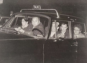 Richteramtsanw&auml;rter Erich Wei&szlig; (ganz rechts) als Geisel der Stein-Ausbrecher; vorne neben dem Taxilenker befindet sich Major Herbert Howanietz, Leiter der Stadtpolizei Krems.