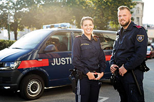 Bei der Justiz wache gibt es seit 1994 vollwertig eingesetzte Frauen; ihr Anteil betr&auml;gt derzeit 18 Prozent.
