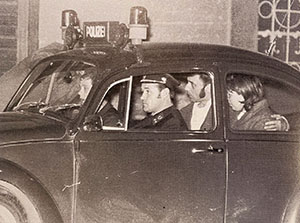 Flucht im Streifenwagen: Alfred Nejedly und Walter Schubirsch mit zwei Geiseln, einem Oberwachmann der Wiener Sicherheitswache und einer Frau.