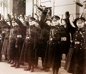 Polizisten in Wien nach der NS-Macht&uuml;bernahme im M&auml;rz 1938.