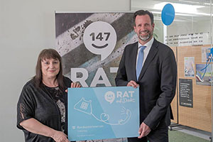 Der Direktor des Bundeskriminalamts Andreas Holzer und die Leiterin des Notrufs &bdquo;Rat auf Draht&ldquo; Birgit Satke vereinbarten die Fortf&uuml;hrung der F&ouml;rderung der Beratungsstelle.