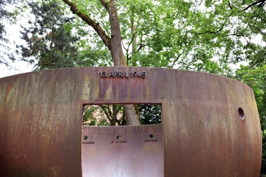 Mahnmal des K&uuml;nstlers Hans Kupelwieser im Hammerpark in St. P&ouml;lten im Gedenken an die hingerichteten Mitglieder der Widerstandsgruppe Kirchl/Trauttmansdorf-Weinsberg.
