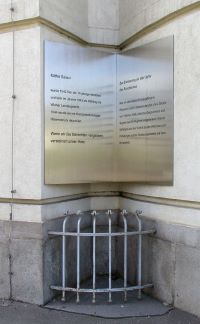 Gedenktafel f&uuml;r NS-Opfer auf der Fassade des Polizeianhaltezentrums Wien.