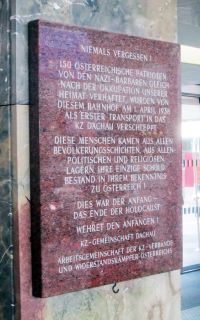 Gedenktafel im Wiener Westbahnhof: Erinnerung an den ersten Transport von NS-Gegnern, darunter Polizeif&uuml;hrungskr&auml;fte, in das KZ-Dachau.
