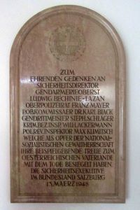 Gedenktafel in der Landespolizeidirektion Salzburg mit den Namen von NS-Opfern der Polizei in Salzburg.