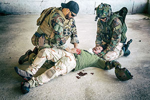 Erstversorgung unter Einsatzbedingungen: Erforderlich sind medizinisches Know-how, milit&auml;rische oder polizeiliche Ausbildung sowie taktische Vorgehensweise.