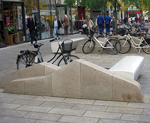 &bdquo;Street-Furniture&ldquo; in Leipzig: &Auml;sthetisch gestaltete Elemente, geeignet als Fahrzeugsperren.