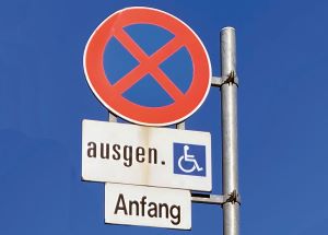 Bei Vorliegen der Voraussetzungen besteht ein subjektives Recht auf einen Behindertenparkplatz.