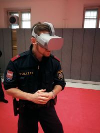 Mit Virtual-Reality-Brillen und speziell ausgearbeiteten Szenarien k&ouml;nnten Polizeibedienstete auf besonders schwierige Situationen vorbereitet werden.