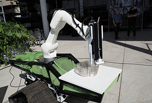 Wandering Factory: Raupenroboter mit 3D-Drucker.