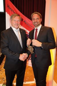 VK&Ouml;-Pr&auml;sident Dieter Csefan mit seinem Vorg&auml;nger Richard Benda.