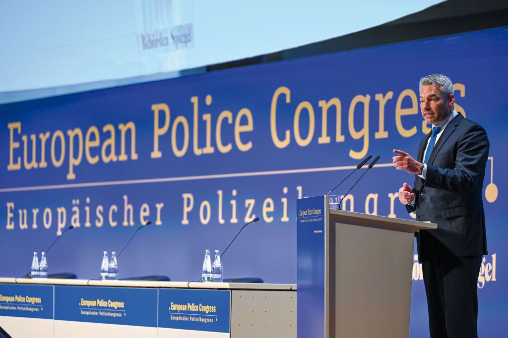 Karl Nehammer: &bdquo;Das Einschreiten der Polizei bei den Corona-Demonstrationen in &Ouml;sterreich ist eine heikle Situation gewesen.&ldquo;