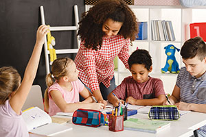 Sozialarbeit in Schulen: Ziel ist es, Kinder in einer Gemeinschaft zu halten und sie vor R&uuml;ckzug in Einsamkeit, Verzweiflung, Wut oder Radikalisierung zu bewahren.