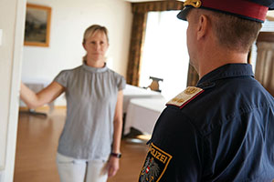 Gewalt in der Privatsph&auml;re: Ziel des polizeilichen Einschreitens ist es, Gewalt beim ersten Hinweis zu verhindern.