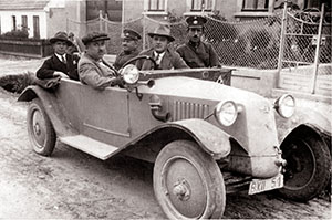 &bdquo;Mordkommission&ldquo; der Kriminalabteilung des Landesgendarmeriekommandos Nieder&ouml;sterreich in der Zwischenkriegszeit in einem &bdquo;Tatra&ldquo;.