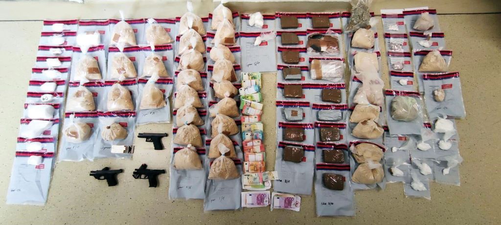 Operation &bdquo;Achilles&ldquo;: Von Ermittlerinnen und Ermittlern in &Ouml;sterreich sichergestellte illegale Suchtmittel, Waffen und Bargeld.
