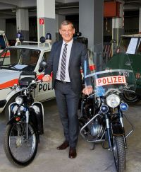 BMI-Generalsekret&auml;r Helmut Tomac; historische Polizeifahrzeuge.
