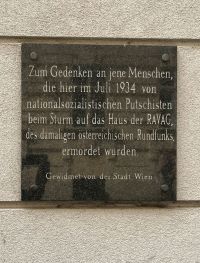 Gedenktafel am ehemaligen RAVAG-Geb&auml;ude in der Johannesgasse in Wien f&uuml;r die Opfer des nationalsozialistischen Putschversuchs im Juli 1934.