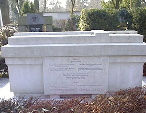 Denkmal im Linzer St.-Barbara-Friedhof f&uuml;r die Gendarmen Richard H&ouml;lzel, Josef Lukesch und Josef Beyerl sowie andere 1934 get&ouml;tete Exekutivbeamte.