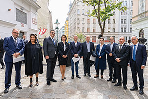 Gedenkveranstaltung am 40. Jahrestag des Terroranschlags auf den Wiener Stadttempel: Kurt Hager (BMI), Kulturstadtr&auml;tin Veronica Kaup-Hasler, IKG-Pr&auml;sident Oskar Deutsch, Bundesministerin Karoline Edtstadler und Zeitzeugen des Anschlags.