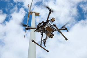 Drohnen erm&ouml;glichen Inspektionen an schwer zug&auml;nglichen Stellen wie es Rotorbl&auml;tter sind.
